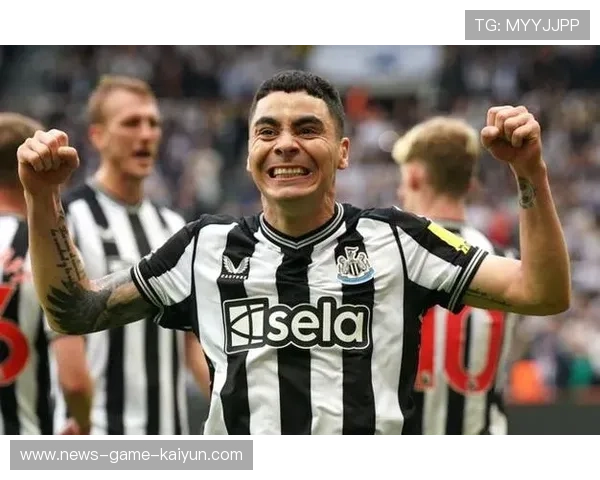 纽卡斯尔阿尔米隆大角度搓射越过门将，演绎经典瞬间